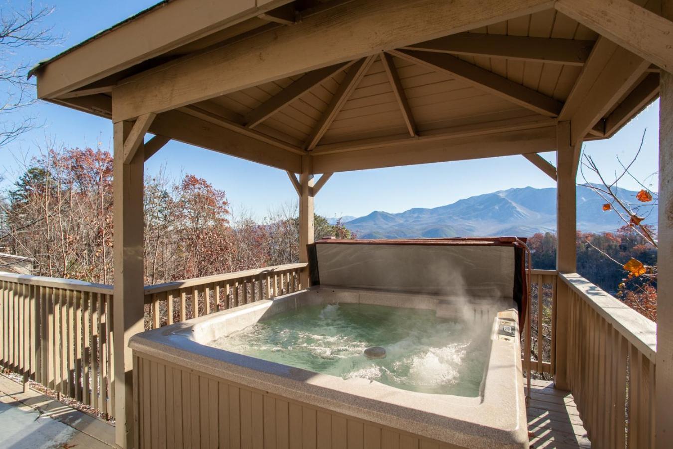 Heights Retreat - Mountain Views & Hot Tub *