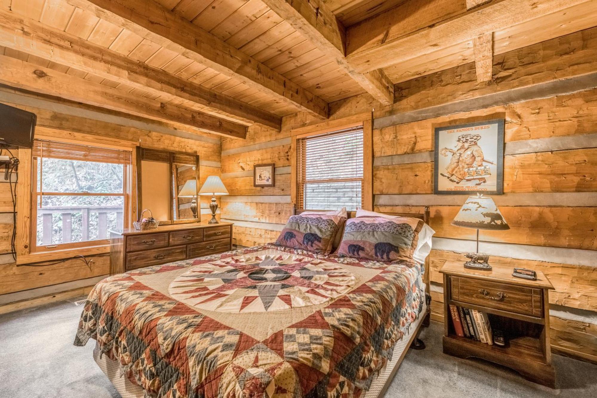Authentic Log With Hot Tub, Fireplace, Fire Pit And Billiards !