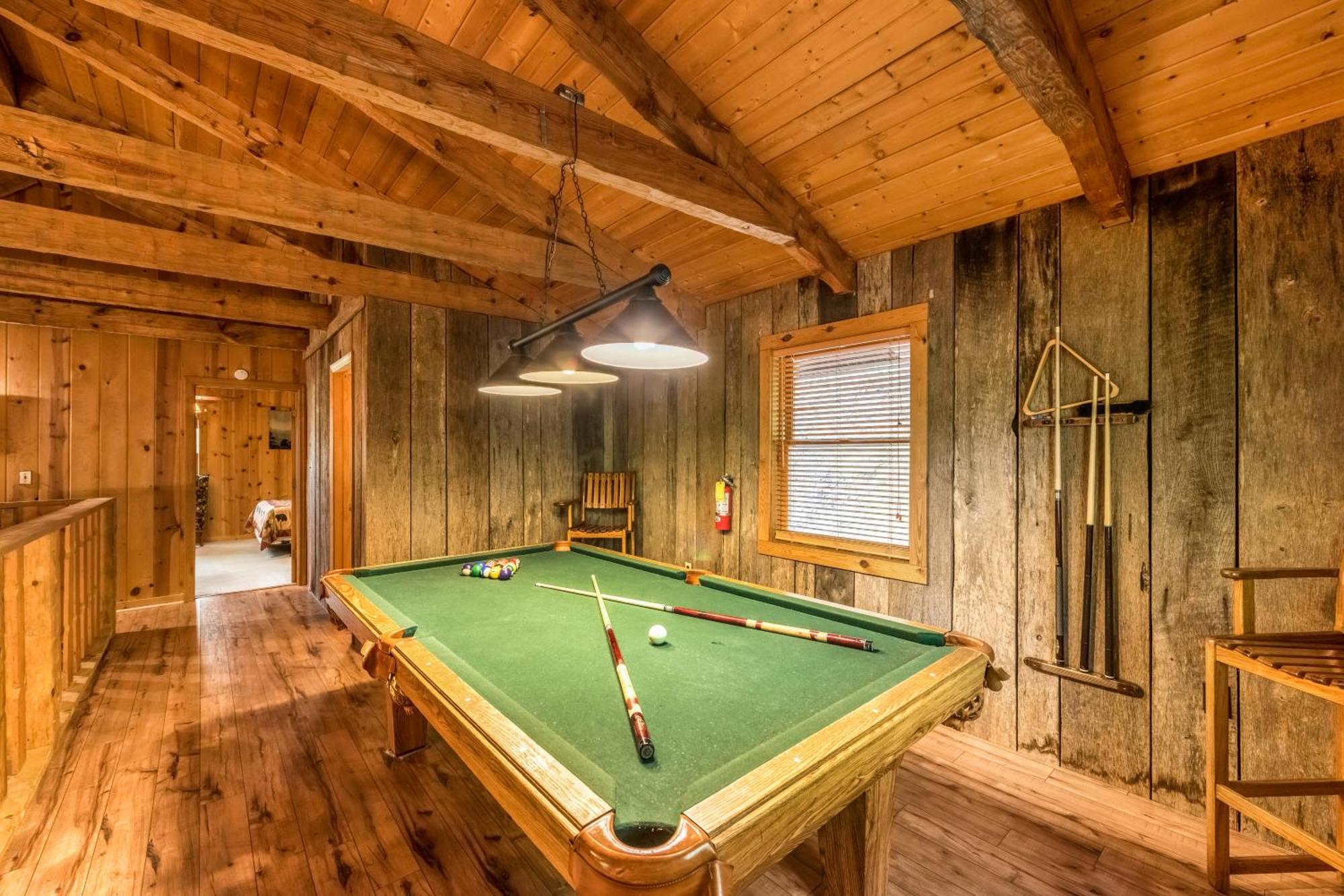 Chalet Authentic Log With Hot Tub, Fireplace, Fire Pit And Billiards ! Gatlinburg