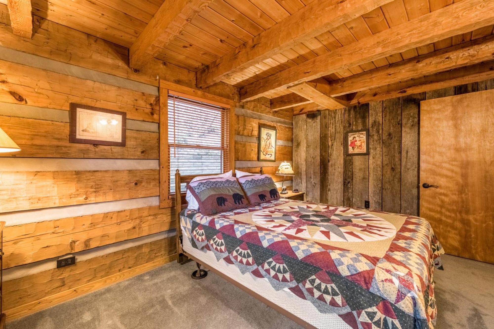 Authentic Log With Hot Tub, Fireplace, Fire Pit And Billiards ! Gatlinburg