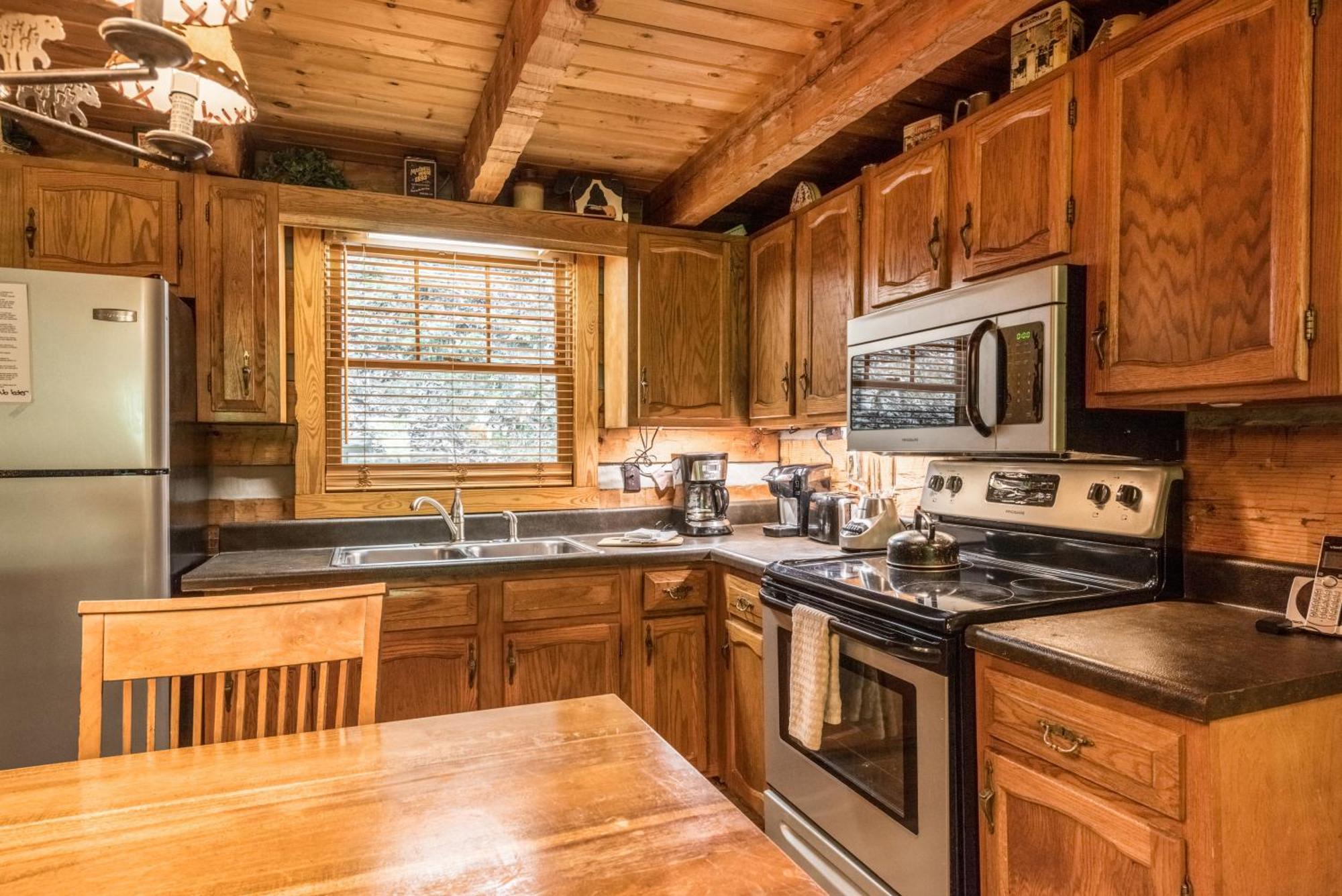 Chalet Authentic Log With Hot Tub, Fireplace, Fire Pit And Billiards !