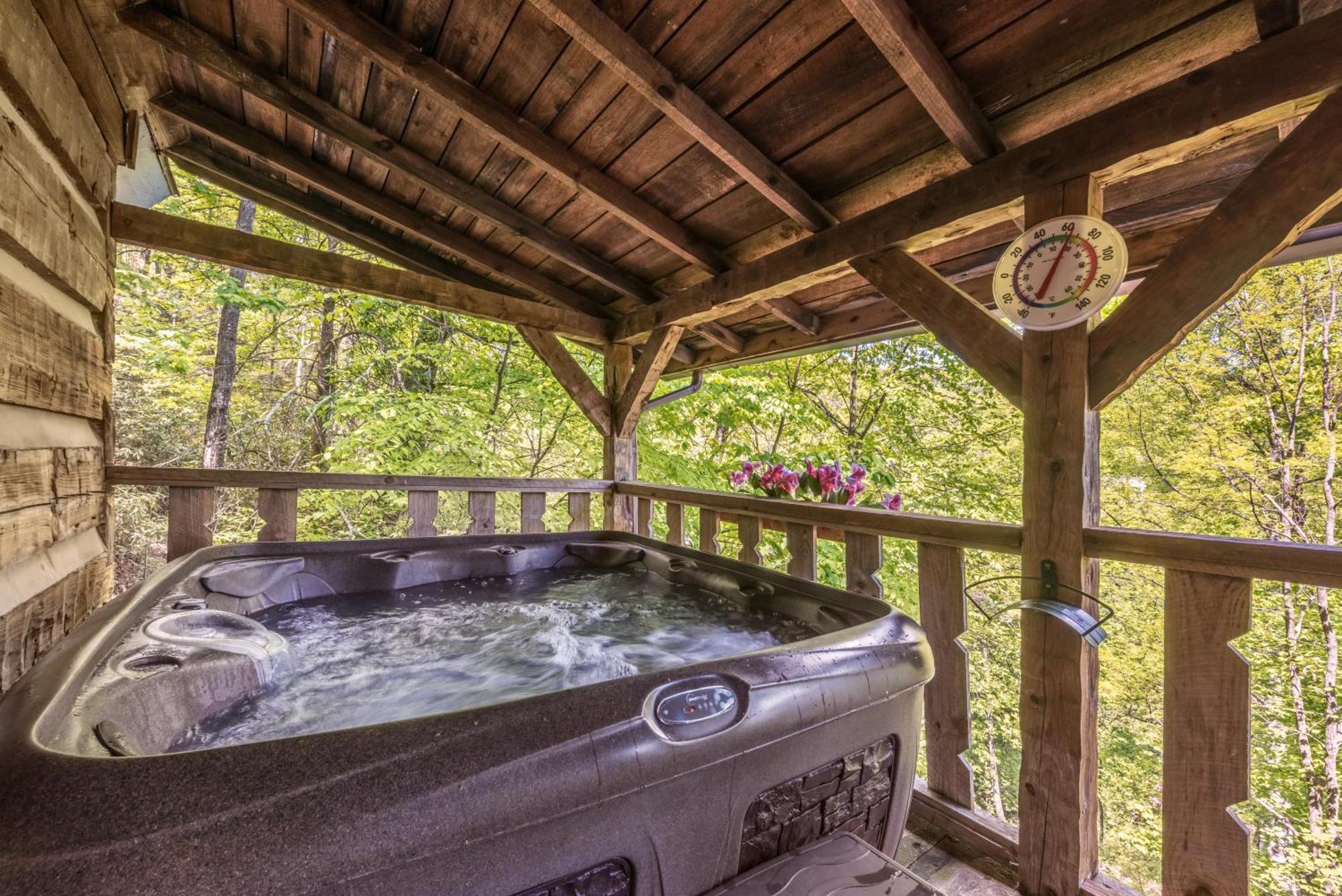 Chalet Authentic Log With Hot Tub, Fireplace, Fire Pit And Billiards ! Gatlinburg