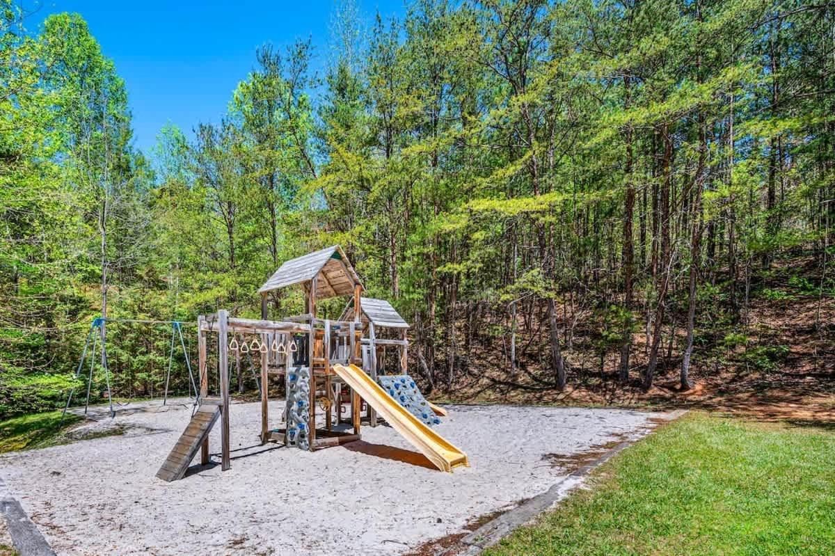 Black Bear Bliss Gatlinburg