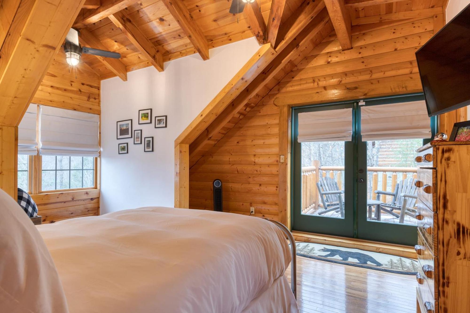 American Dream By Avantstay Deck W Views Theater Game Community Pool Holiday home Gatlinburg