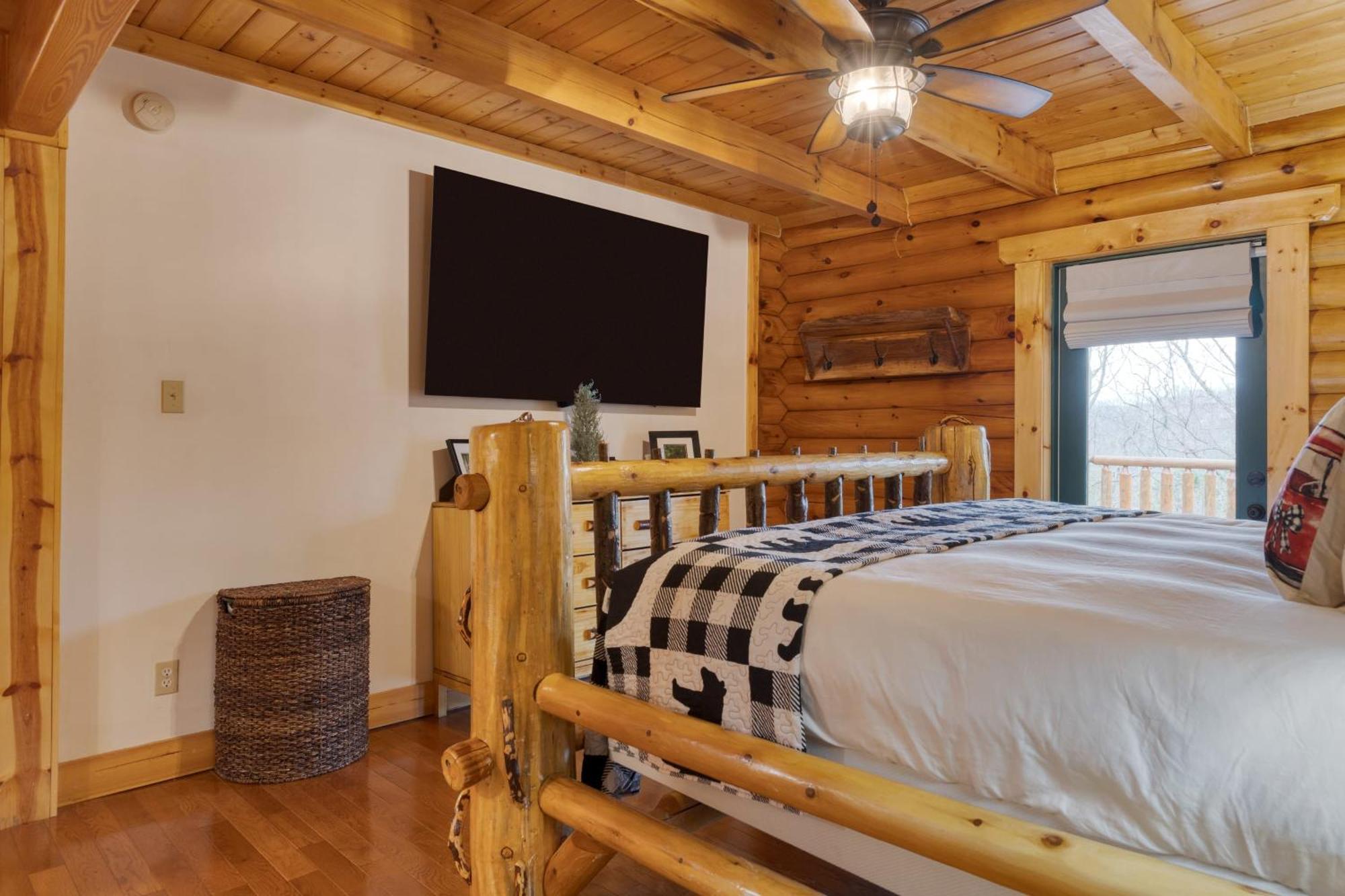 American Dream By Avantstay Deck W Views Theater Game Community Pool Holiday home Gatlinburg