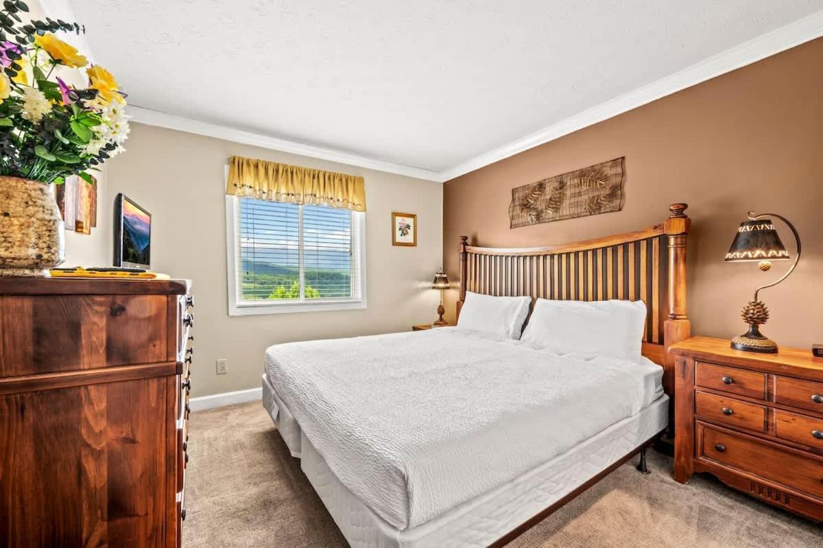 Pinewood Escape * Gatlinburg