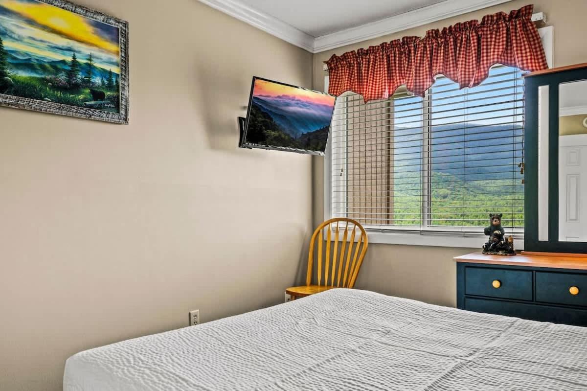 Pinewood Escape * Gatlinburg