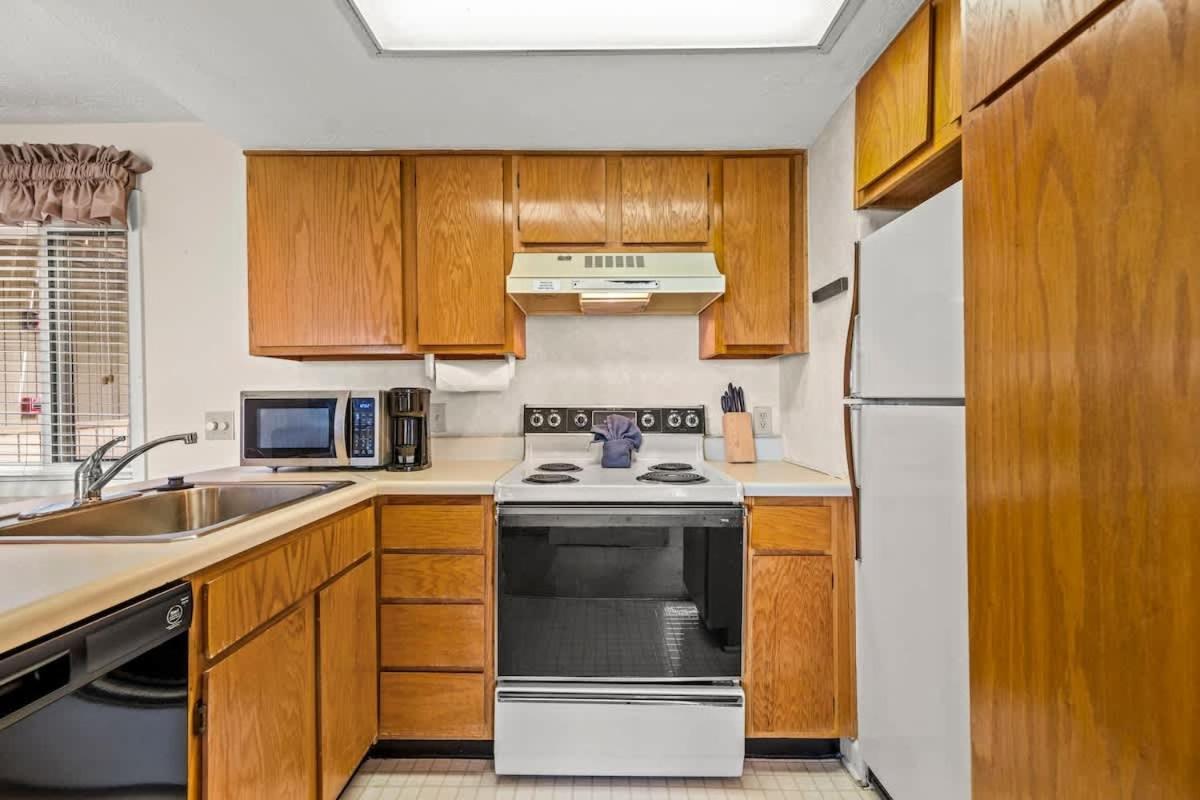 Sleeps 4*private Balcony W/ Views*heated Pool * Gatlinburg