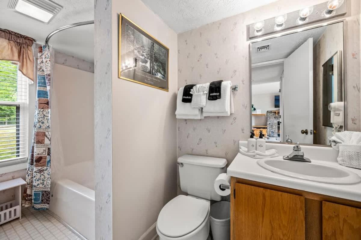 Holiday home Sleeps 4*private Balcony W/ Views*heated Pool Gatlinburg