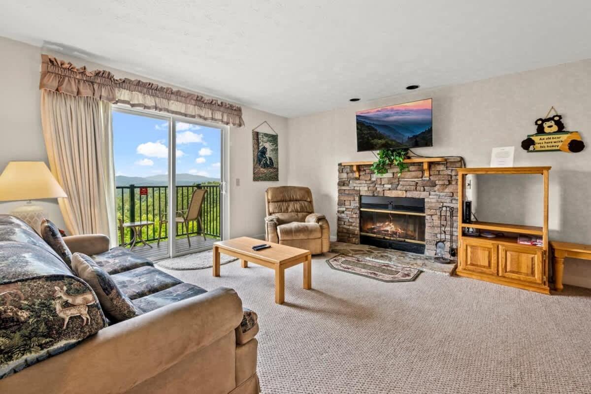 Holiday home Sleeps 4*private Balcony W/ Views*heated Pool Gatlinburg
