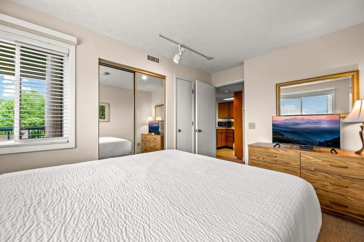 Sleeps 4*private Balcony W/ Views*heated Pool * Gatlinburg
