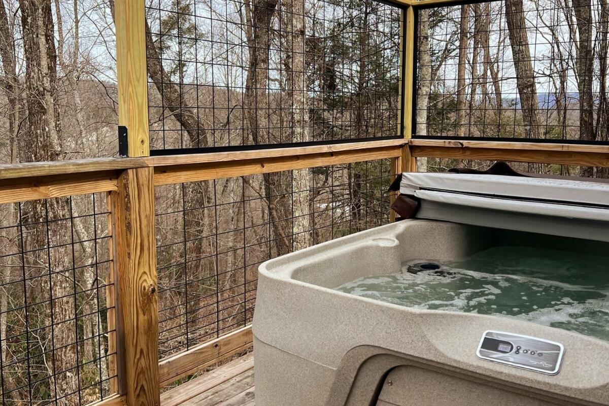 Treetop Hideaway - Winter Escape With Hot Tub Gatlinburg