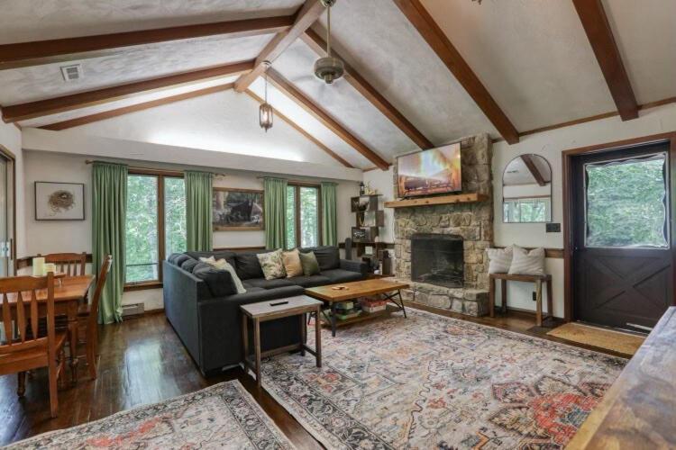 Treetop Hideaway - Winter Escape With Hot Tub Gatlinburg