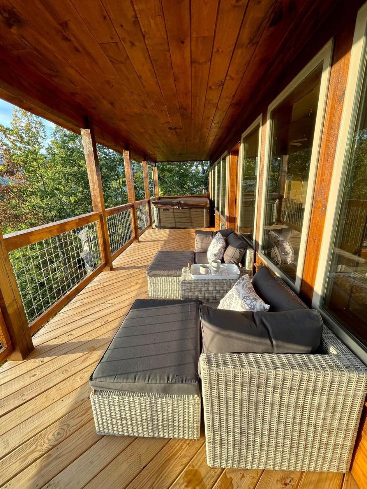 Brand New With Spectacular Views- Ursa Mons Holiday home *