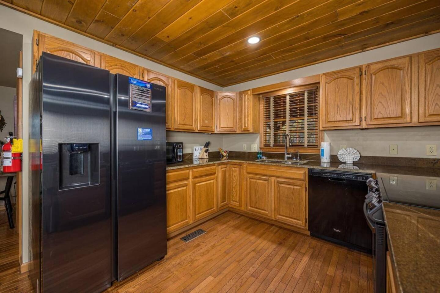 492b Massive 4 Bedroom With Great Views Hot Tub * Gatlinburg