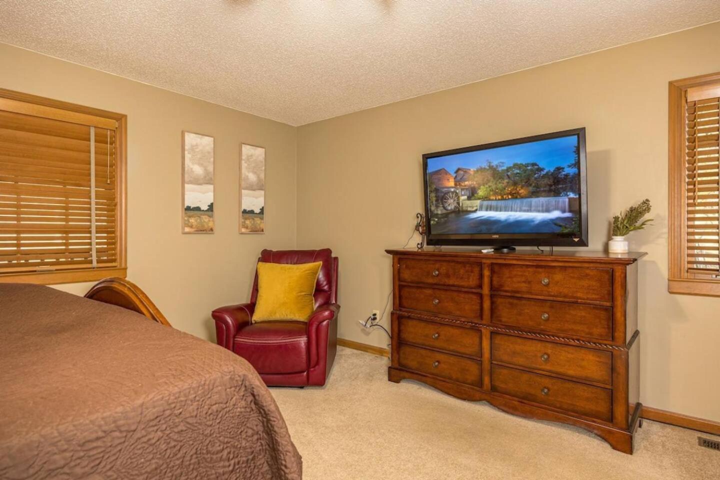 492b Massive 4 Bedroom With Great Views Hot Tub Gatlinburg