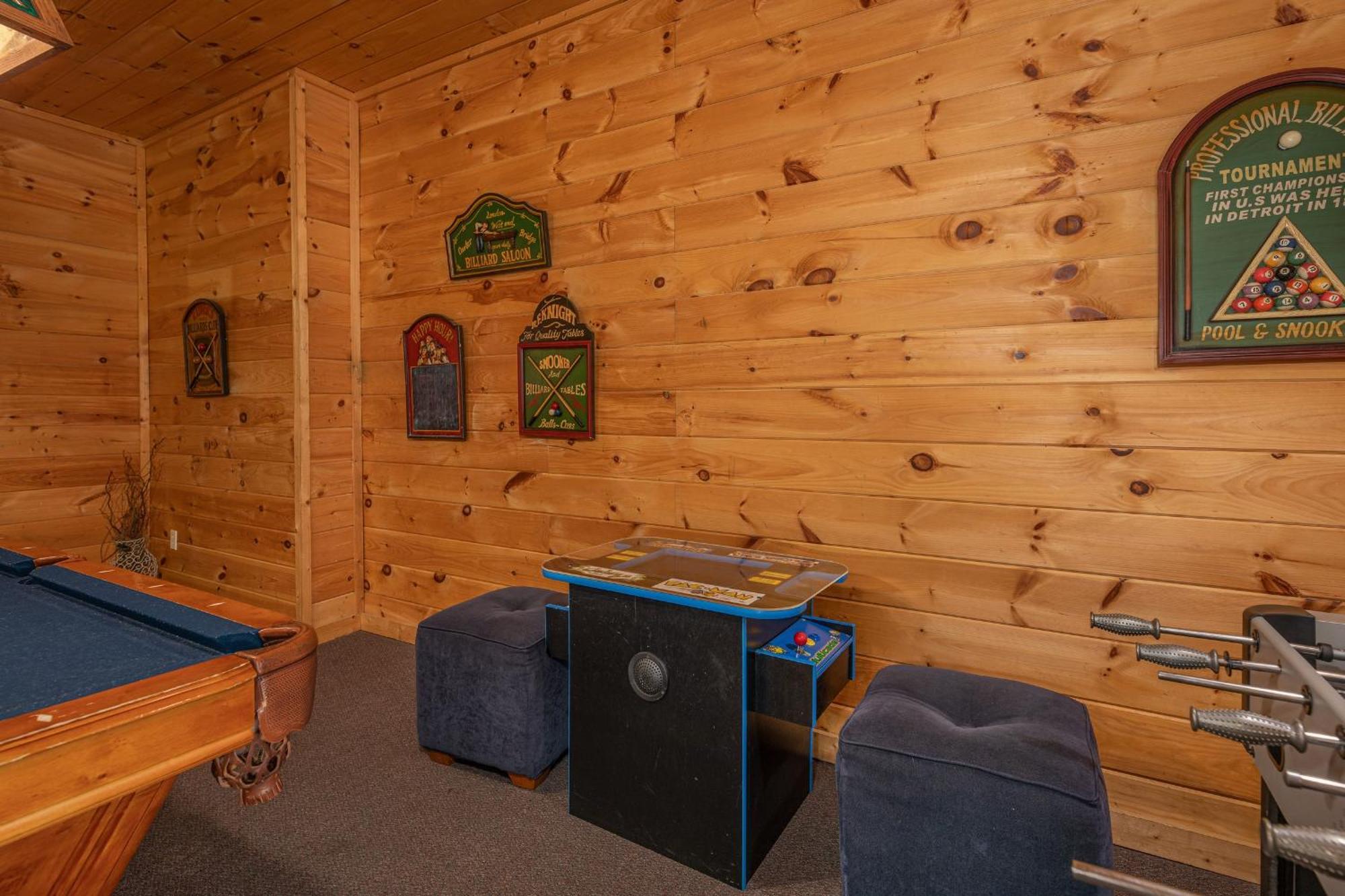 Holiday home Log Inn, 5 Bed 3 Bath Group In With Game And Hot Tub, Seasonal Pool Gatlinburg