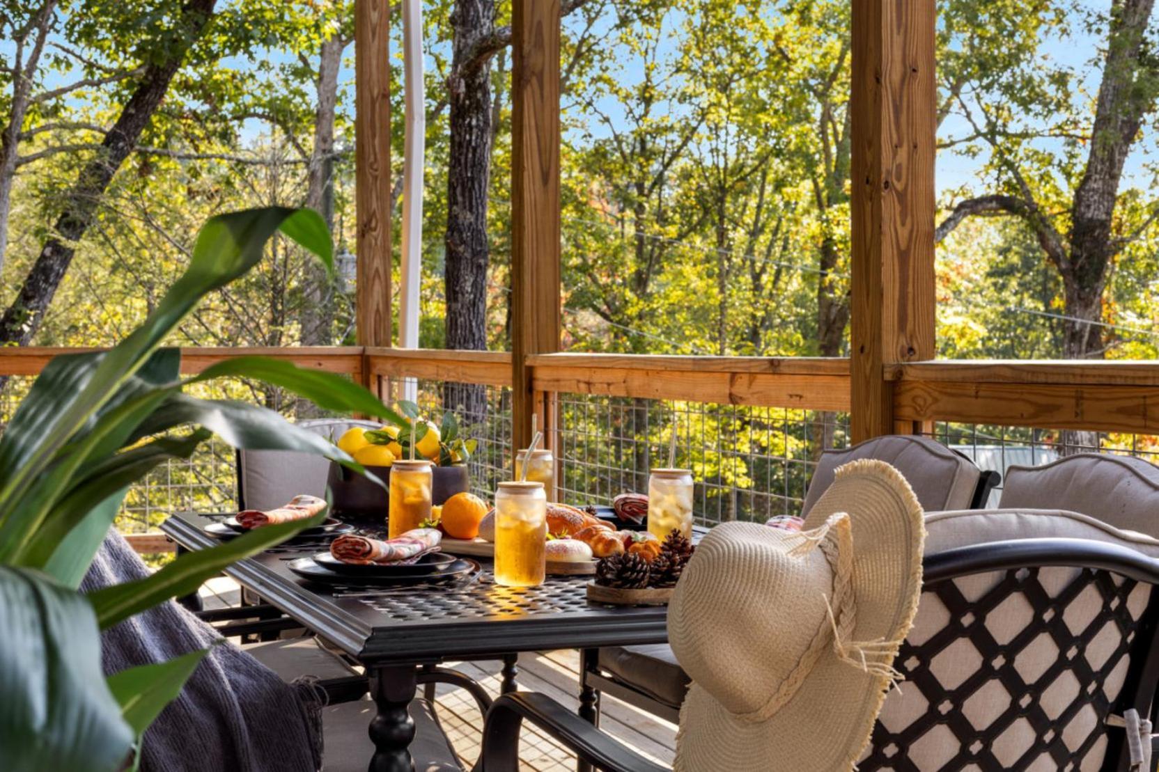 Tranquil Mountain Getaway By Ghosal Luxury Holiday home *