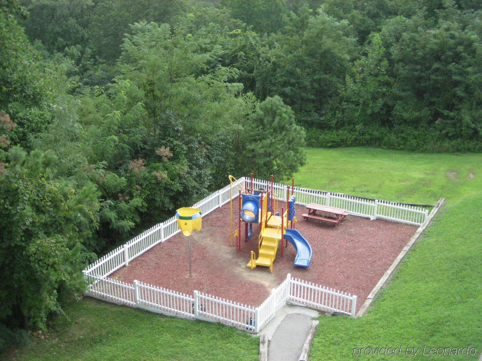 Resort Laurel Point