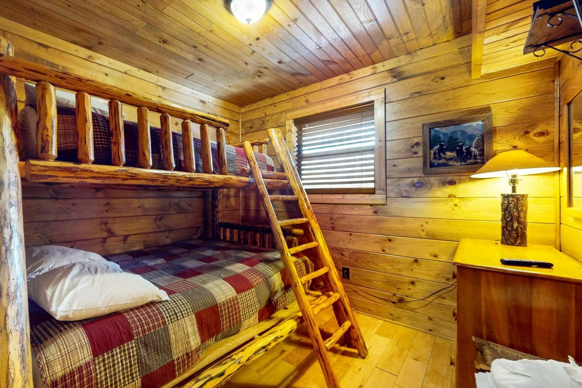 Honey Bear Hideout * Gatlinburg
