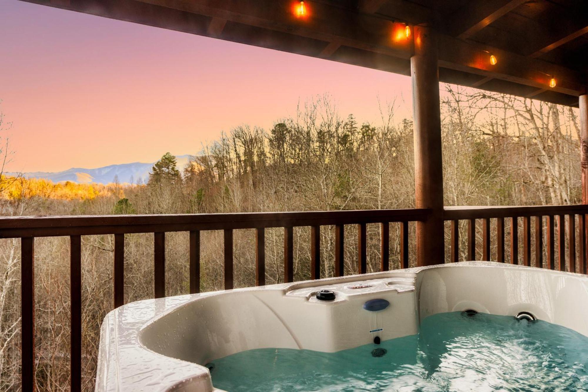 The Lookout - Log - Fireplace - Firetable - Hot Tub - Ps5 - Bears * Gatlinburg