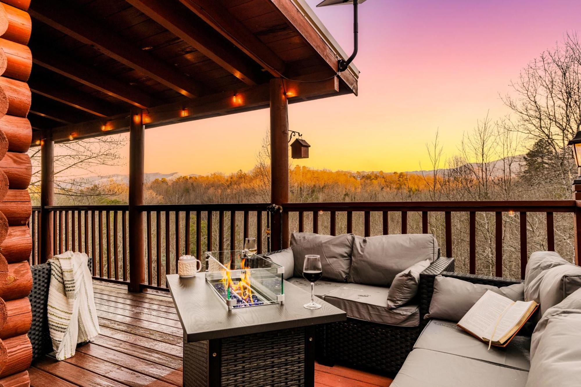 The Lookout - Log - Fireplace - Firetable - Hot Tub - Ps5 - Bears Gatlinburg