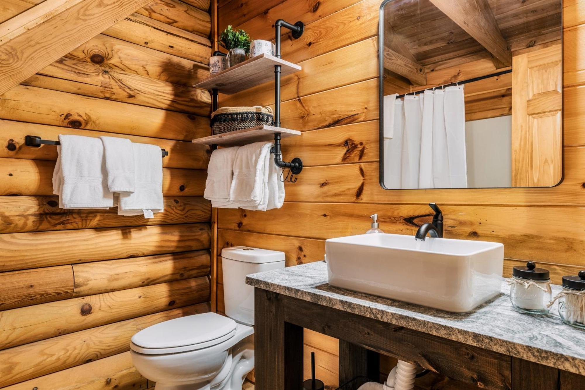 The Lookout - Log - Fireplace - Firetable - Hot Tub - Ps5 - Bears Gatlinburg