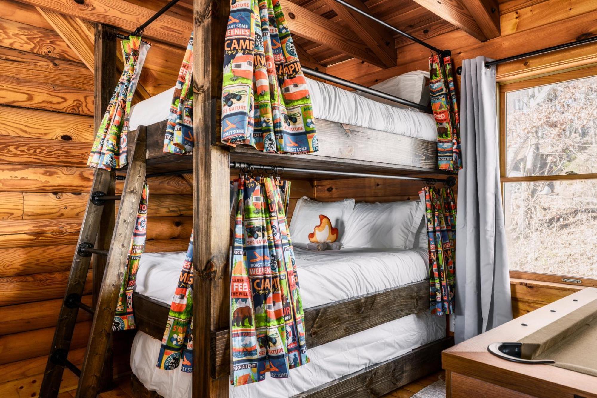 The Lookout - Log - Fireplace - Firetable - Hot Tub - Ps5 - Bears Gatlinburg