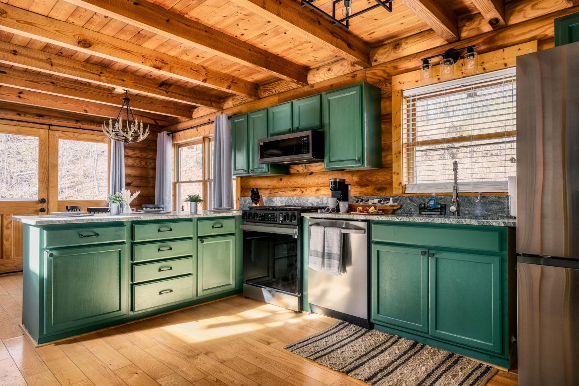 The Lookout - Log - Fireplace - Firetable - Hot Tub - Ps5 - Bears Gatlinburg