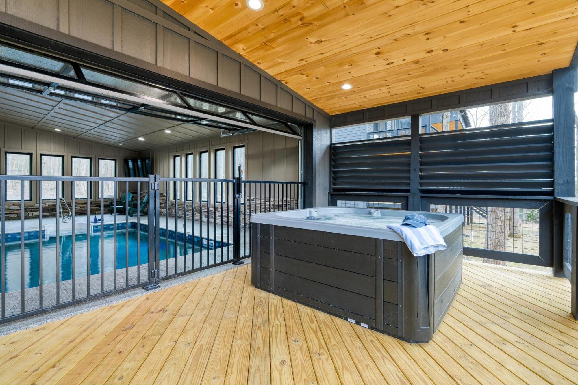 Holiday home Indoor Pool Hot Tub Firepit Theater All-season Retreat Kings Crown By Avantstay Gatlinburg