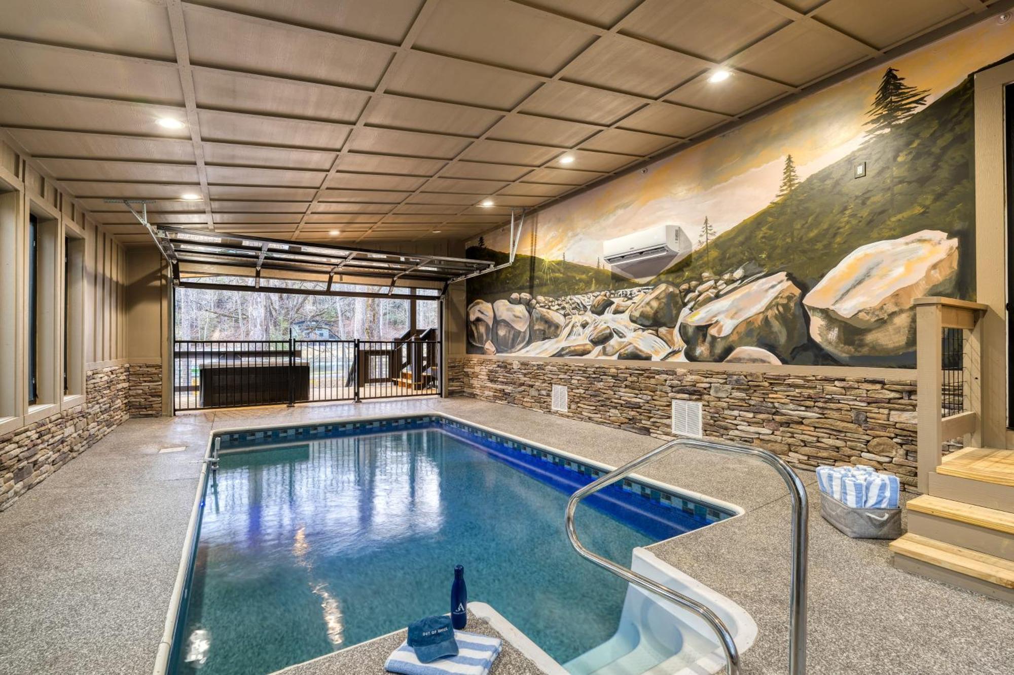 Indoor Pool Hot Tub Firepit Theater All-season Retreat Kings Crown By Avantstay Holiday home *