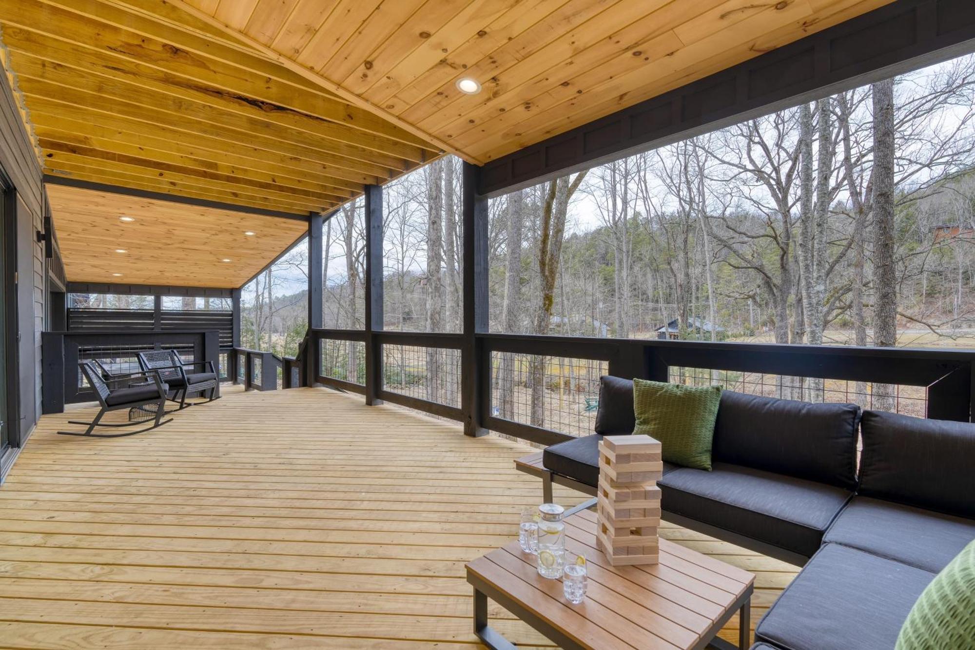 Holiday home Indoor Pool Hot Tub Firepit Theater All-season Retreat Kings Crown By Avantstay Gatlinburg