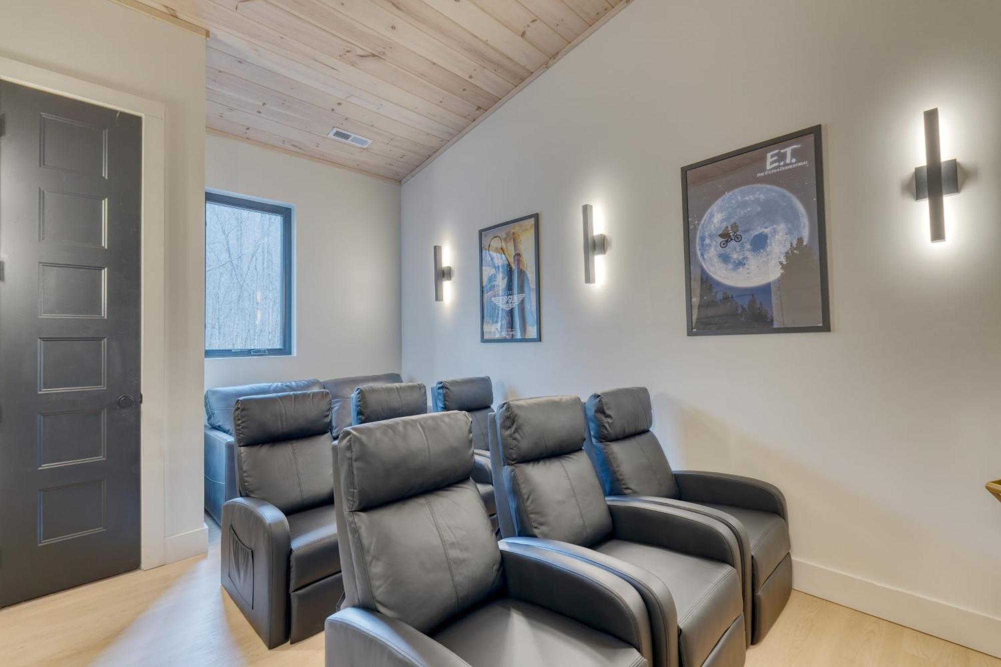 Indoor Pool Hot Tub Firepit Theater All-season Retreat Kings Crown By Avantstay Holiday home *