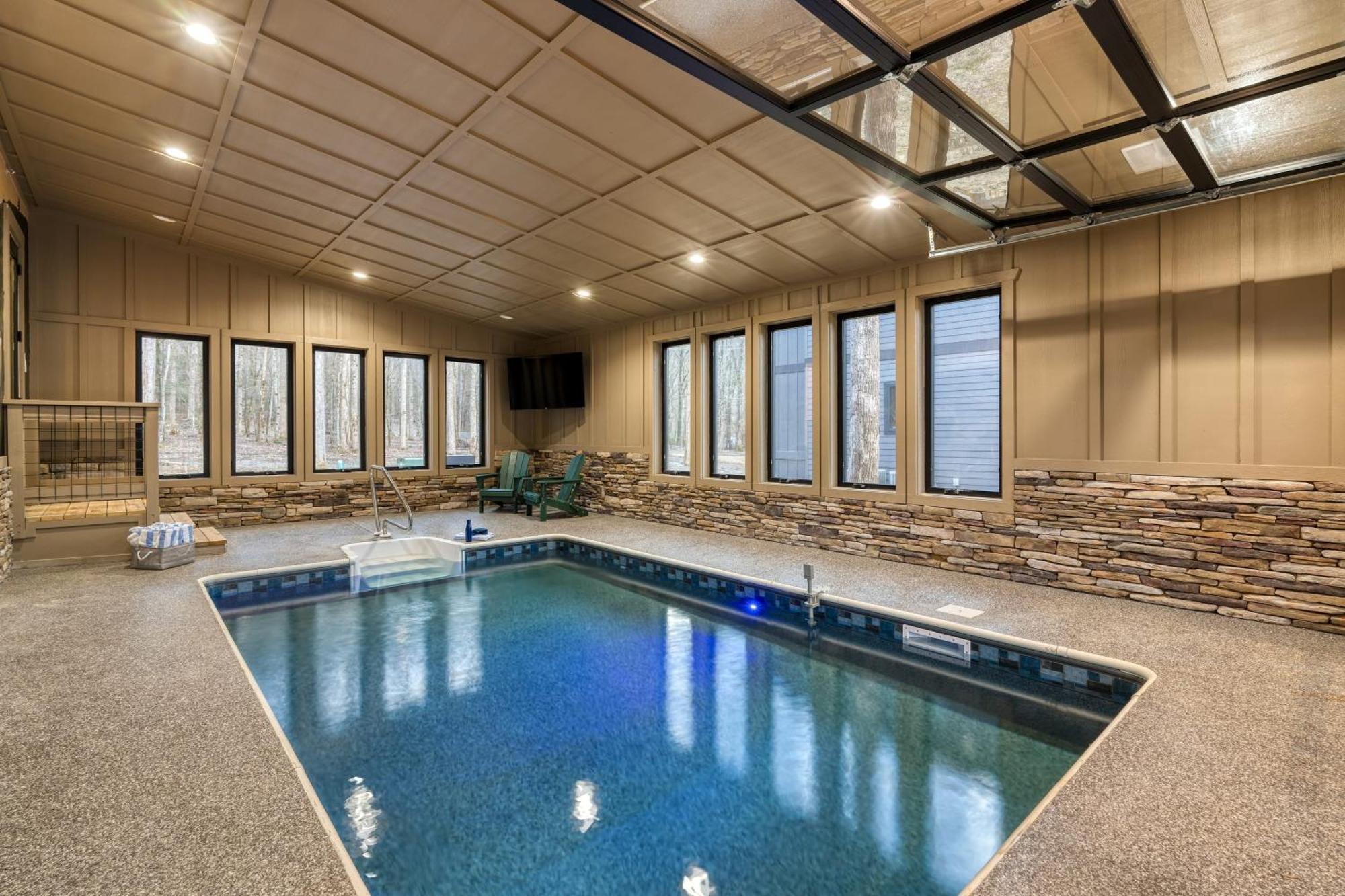 Indoor Pool Hot Tub Firepit Theater All-season Retreat Kings Crown By Avantstay Holiday home *