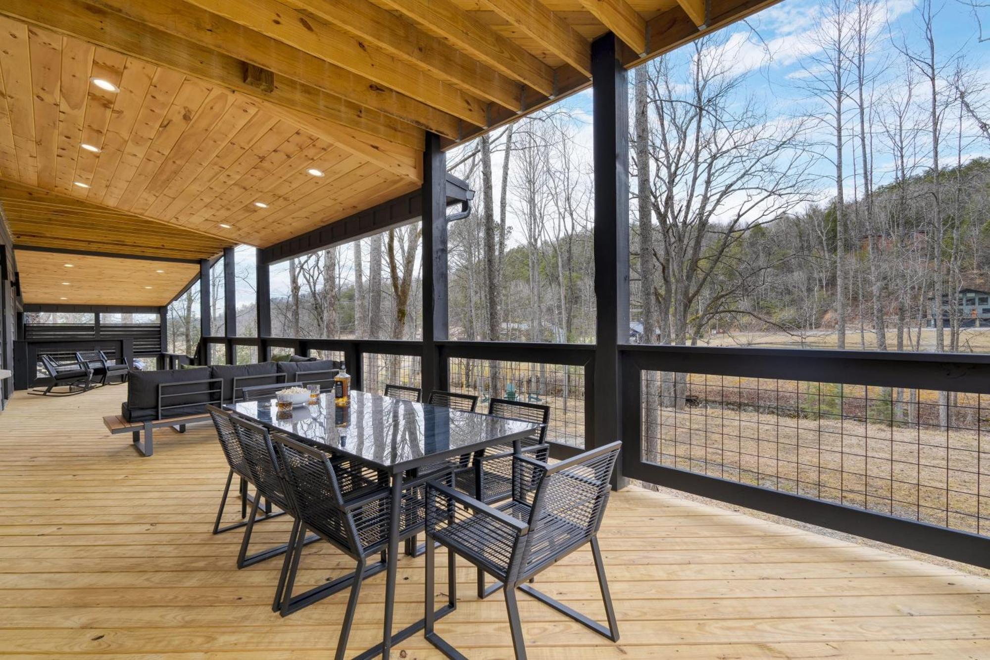 Indoor Pool Hot Tub Firepit Theater All-season Retreat Kings Crown By Avantstay Holiday home Gatlinburg