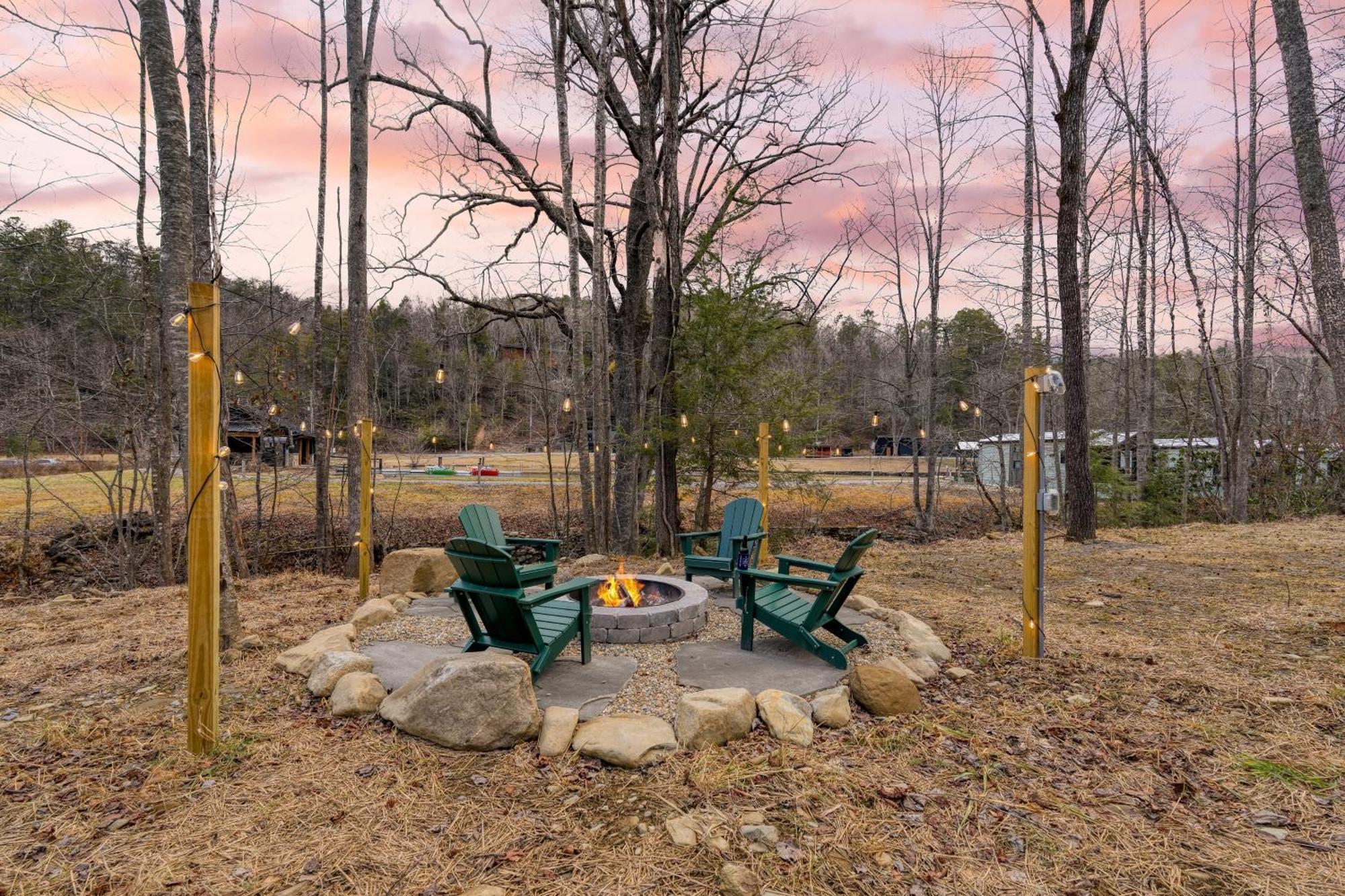 Holiday home Indoor Pool Hot Tub Firepit Theater All-season Retreat Kings Crown By Avantstay Gatlinburg