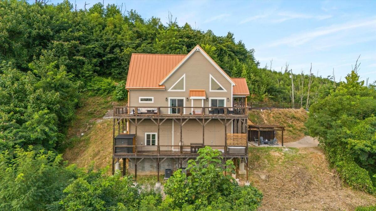 Serenity Views Hot Tub, Sauna, Fire Pit, Game *