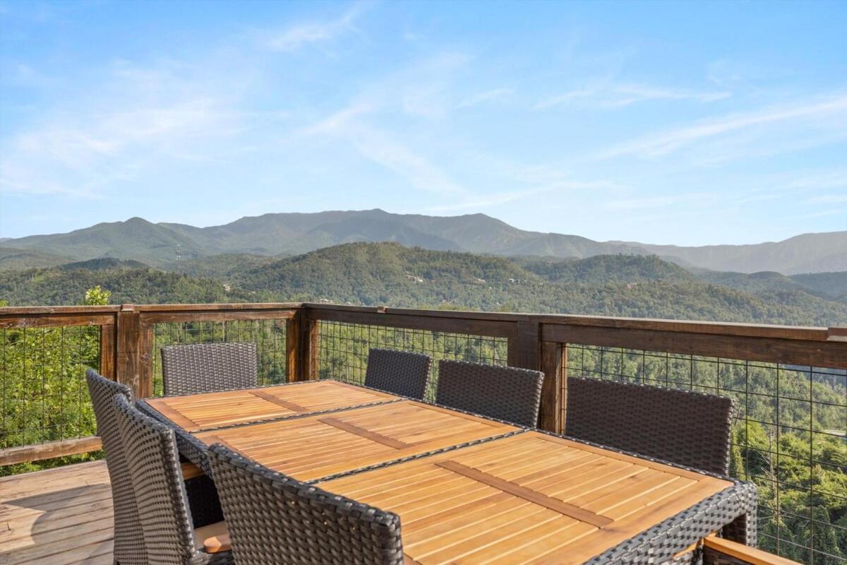 Serenity Views Hot Tub, Sauna, Fire Pit, Game