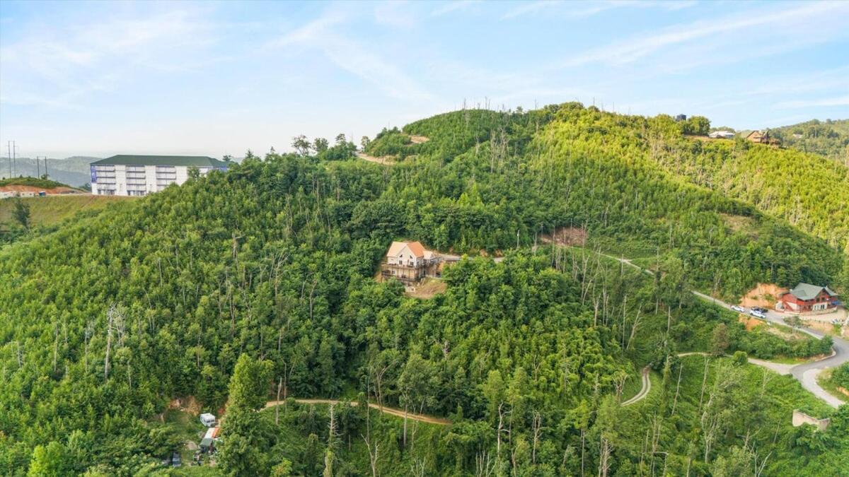 Serenity Views Hot Tub, Sauna, Fire Pit, Game Holiday home *