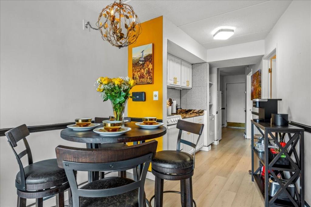 Modern Mtn Retreat Patio & Cozy Fall Vibes Holiday home *