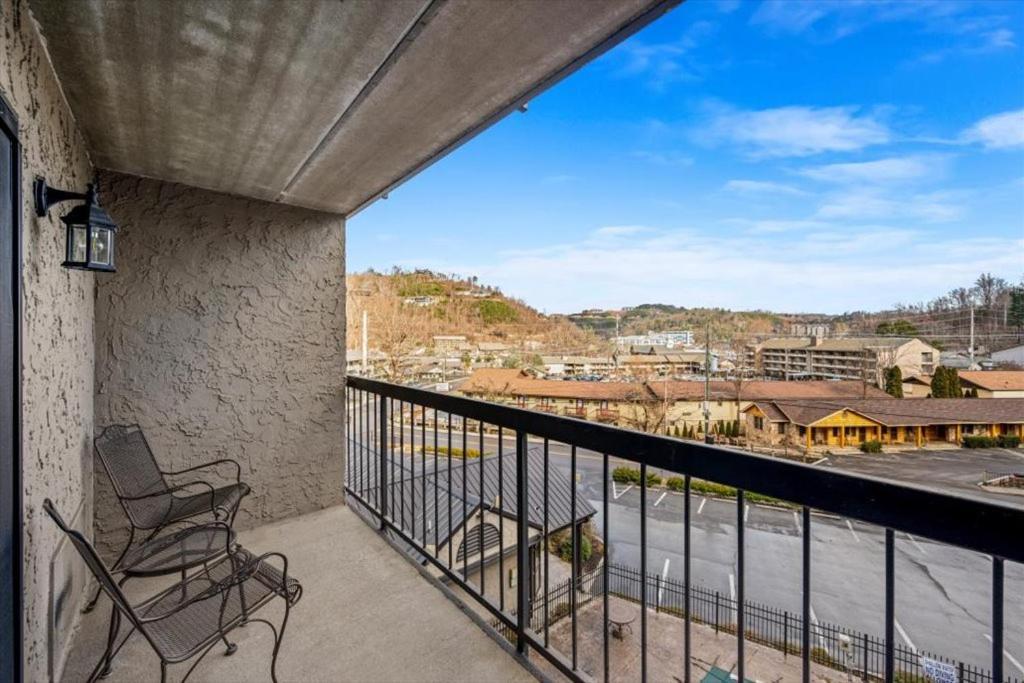 Modern Mtn Retreat Patio & Cozy Fall Vibes Gatlinburg