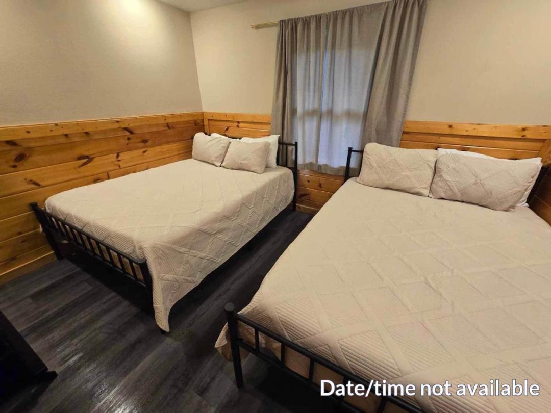 Holiday home Cabin, Hot Tub, Arcade Games! Sleeps 8!
