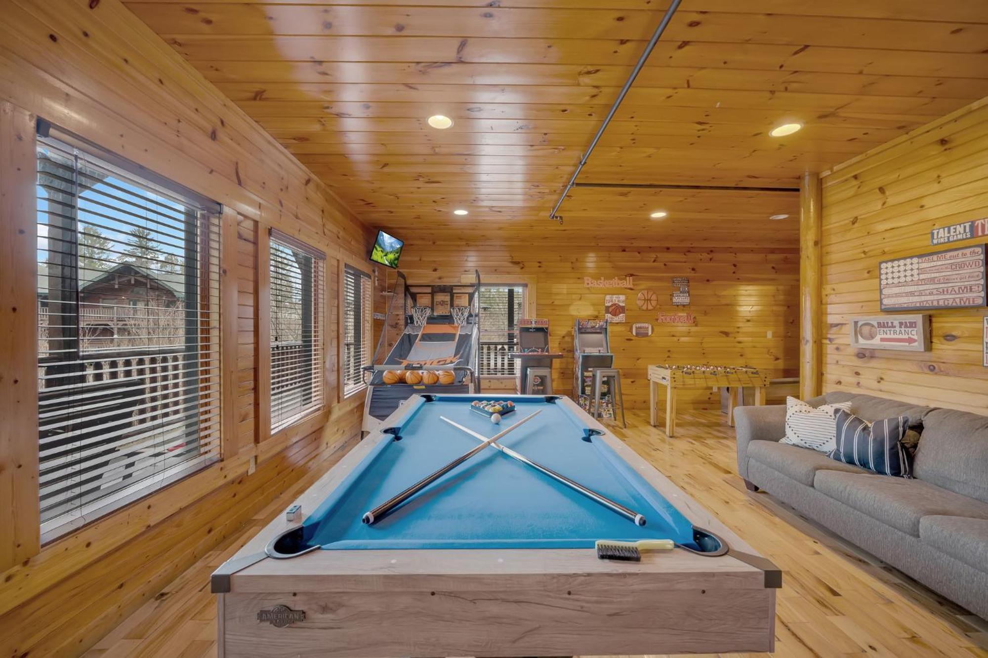 Smoky Stargazer Pet Friendly For Groups With Game And Arcade Holiday home Gatlinburg