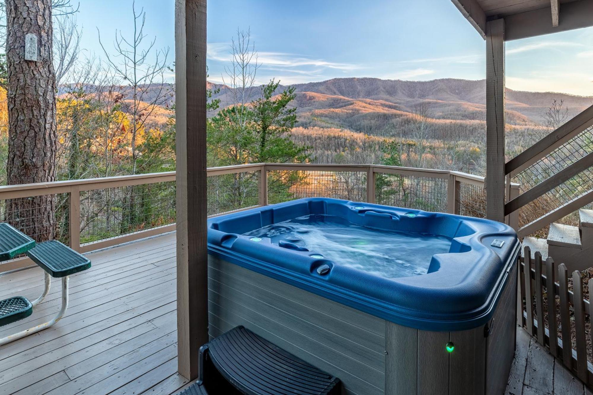 Heavenly View, Hot Tub, 3 King Beds, Pool Table Chalet