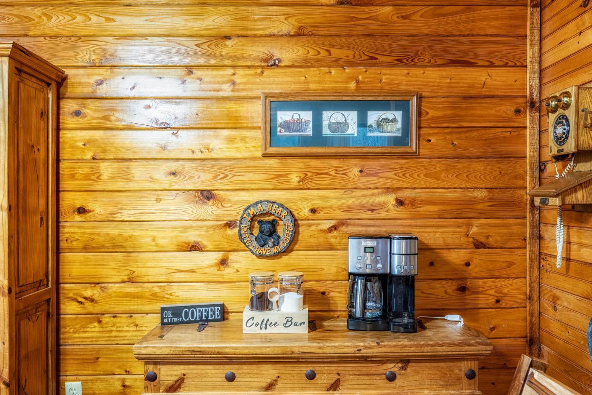 Heavenly View, Hot Tub, 3 King Beds, Pool Table Chalet *