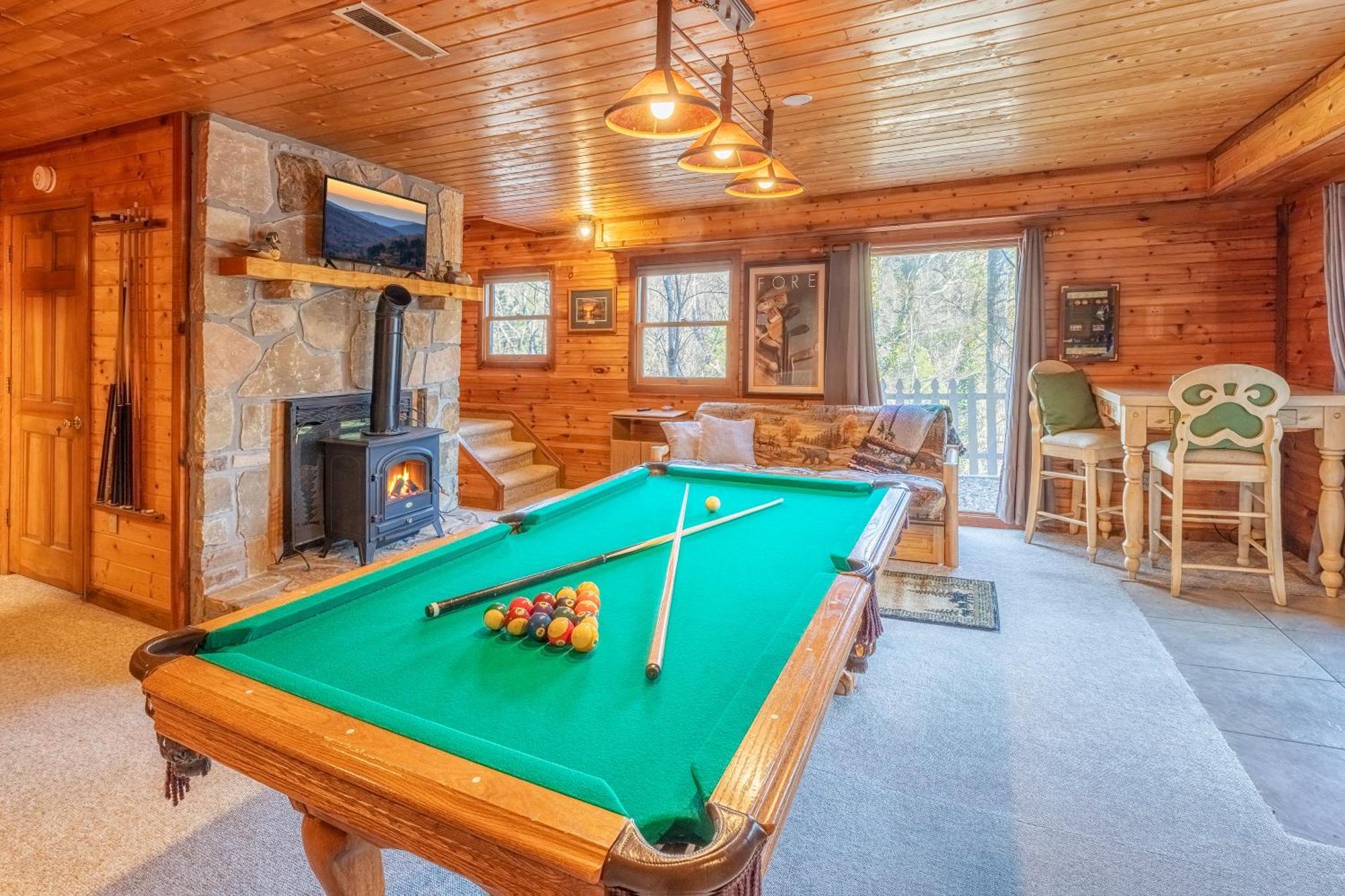 Heavenly View, Hot Tub, 3 King Beds, Pool Table *