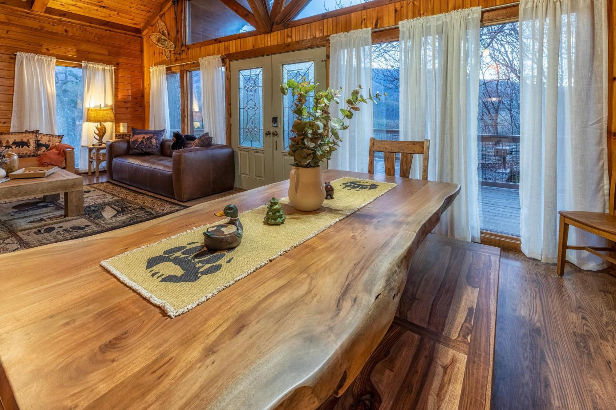 Chalet Heavenly View, Hot Tub, 3 King Beds, Pool Table *