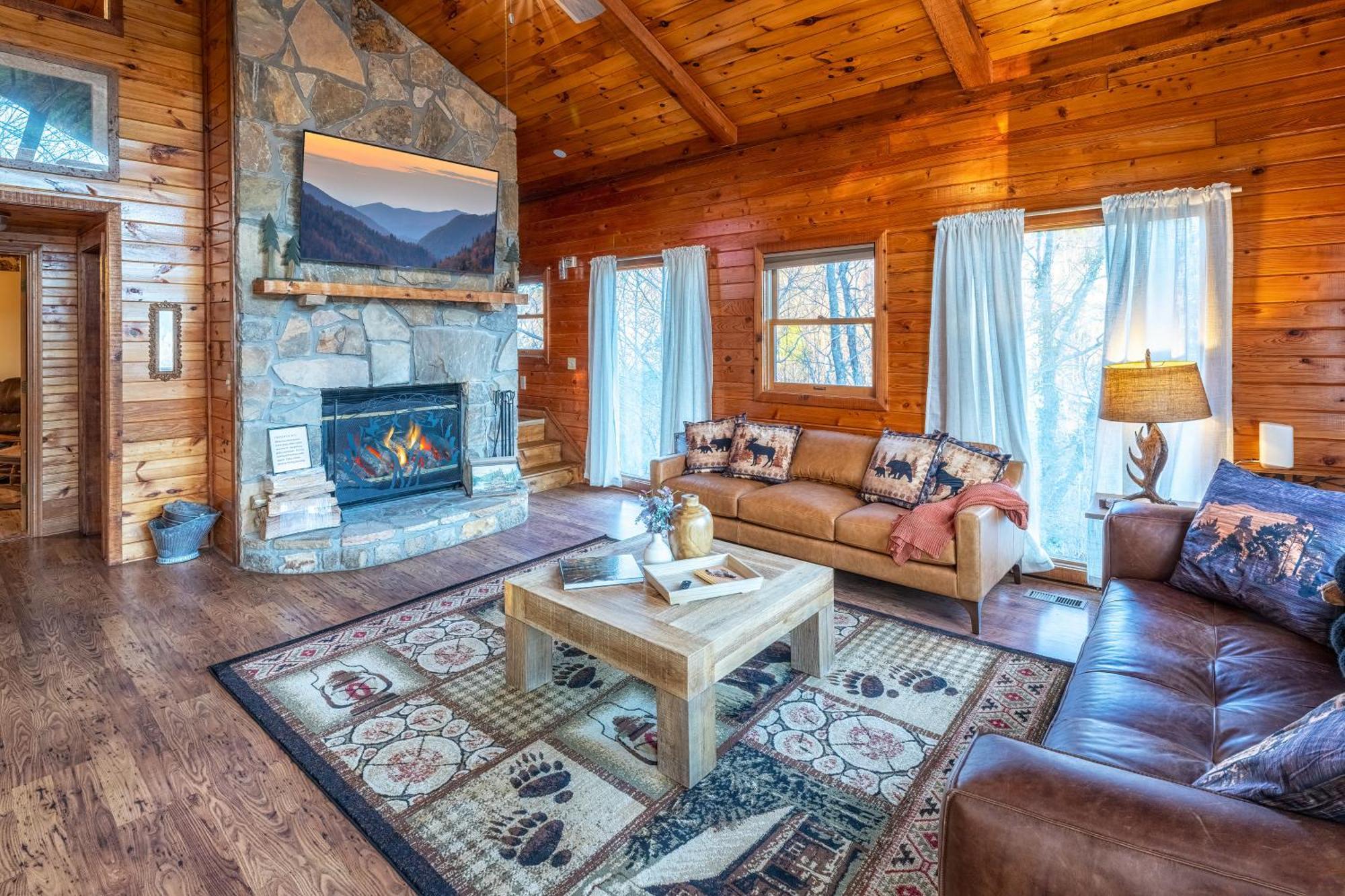 Heavenly View, Hot Tub, 3 King Beds, Pool Table Chalet Gatlinburg