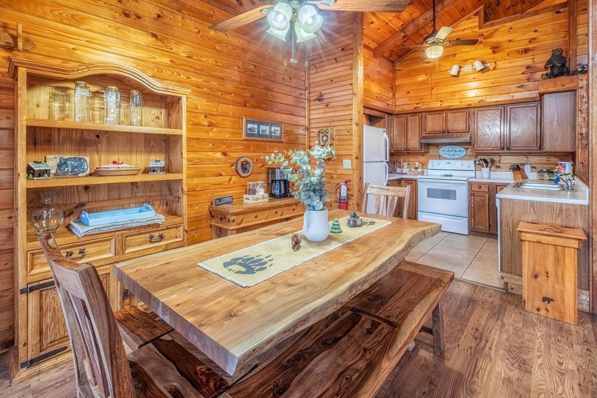 Chalet Heavenly View, Hot Tub, 3 King Beds, Pool Table Gatlinburg