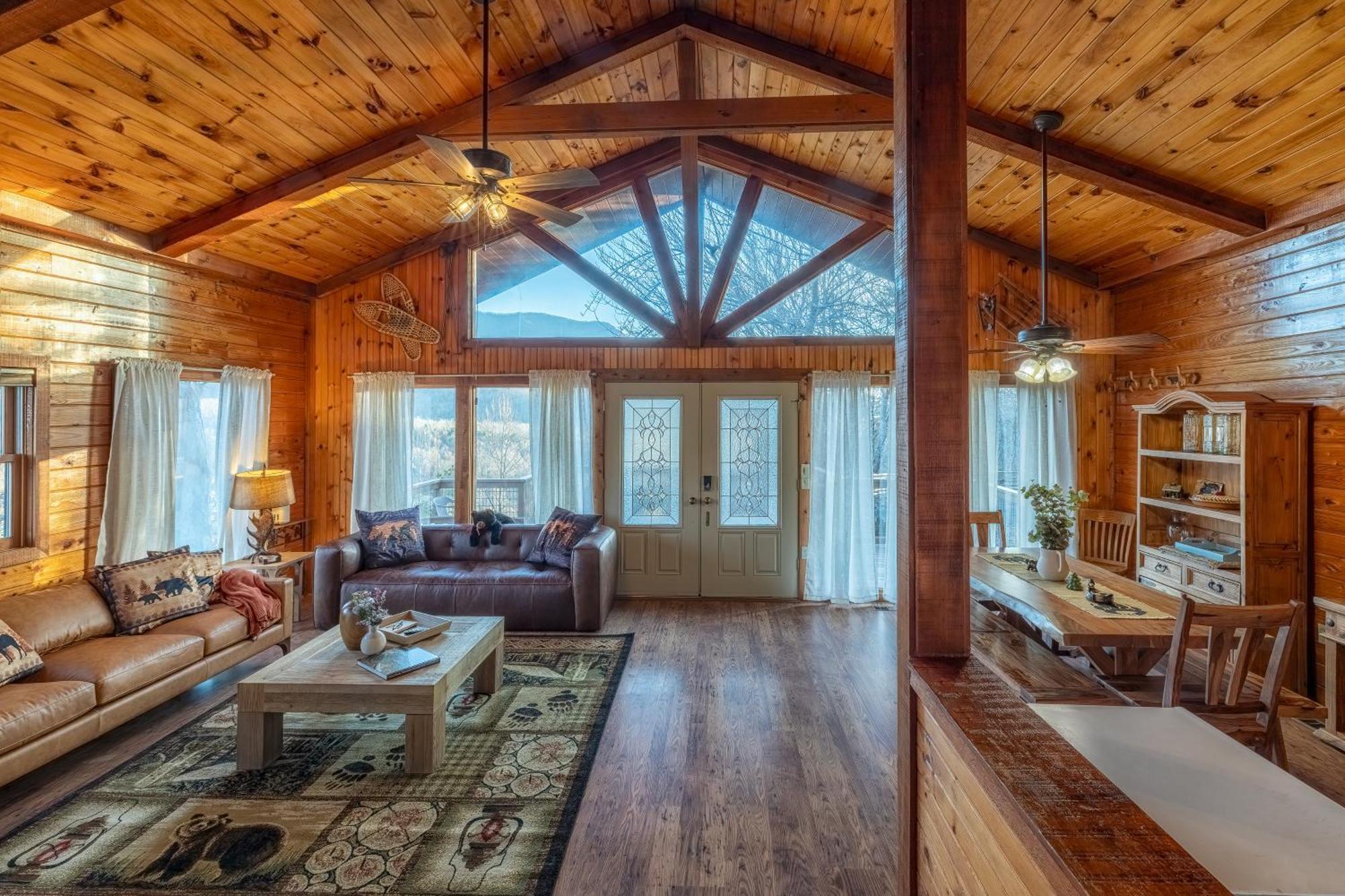 Heavenly View, Hot Tub, 3 King Beds, Pool Table *